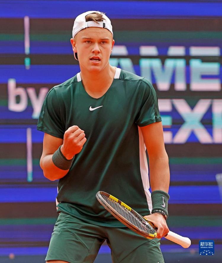 南的年轻滑 南的年轻滑